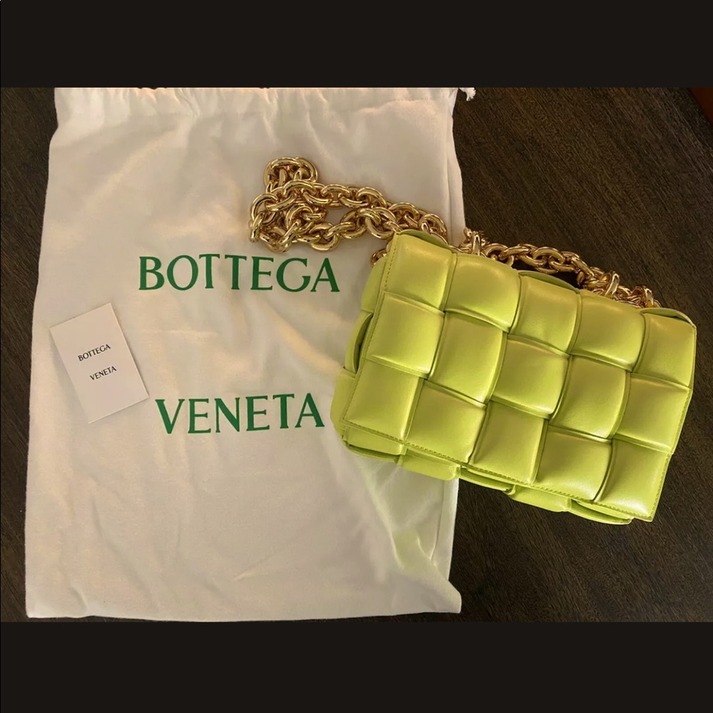 Brand new Bottega Veneta Leather Chain Cassette Bag in Seagrass